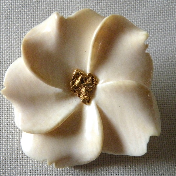 1950s Vintage Alasakan Carved White Flower Gold Nugget Center Pin - Picture 5 of 6
